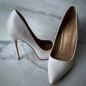 Size 6 pumps | white